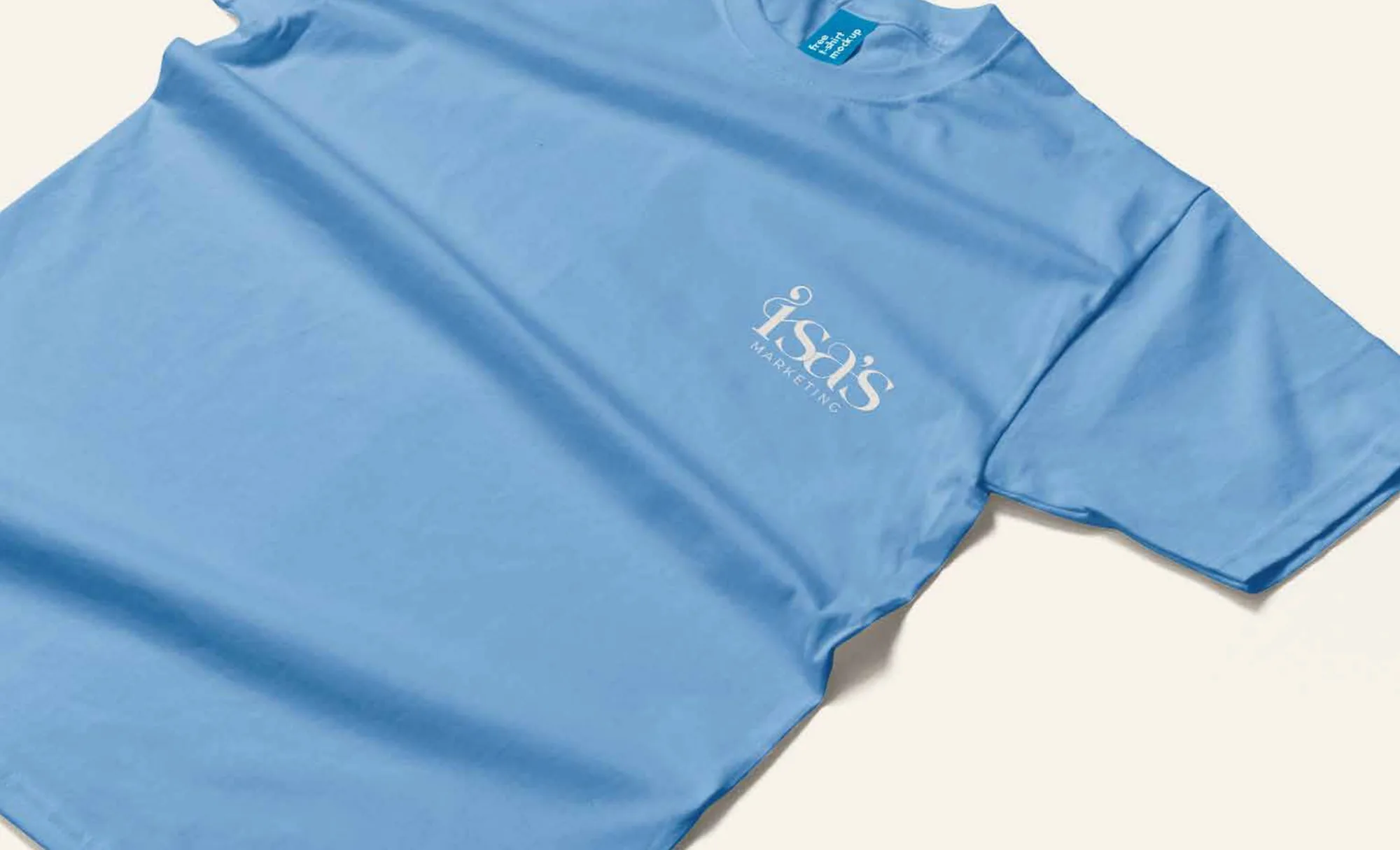 Camiseta azul con el logo de Isa's Marketing